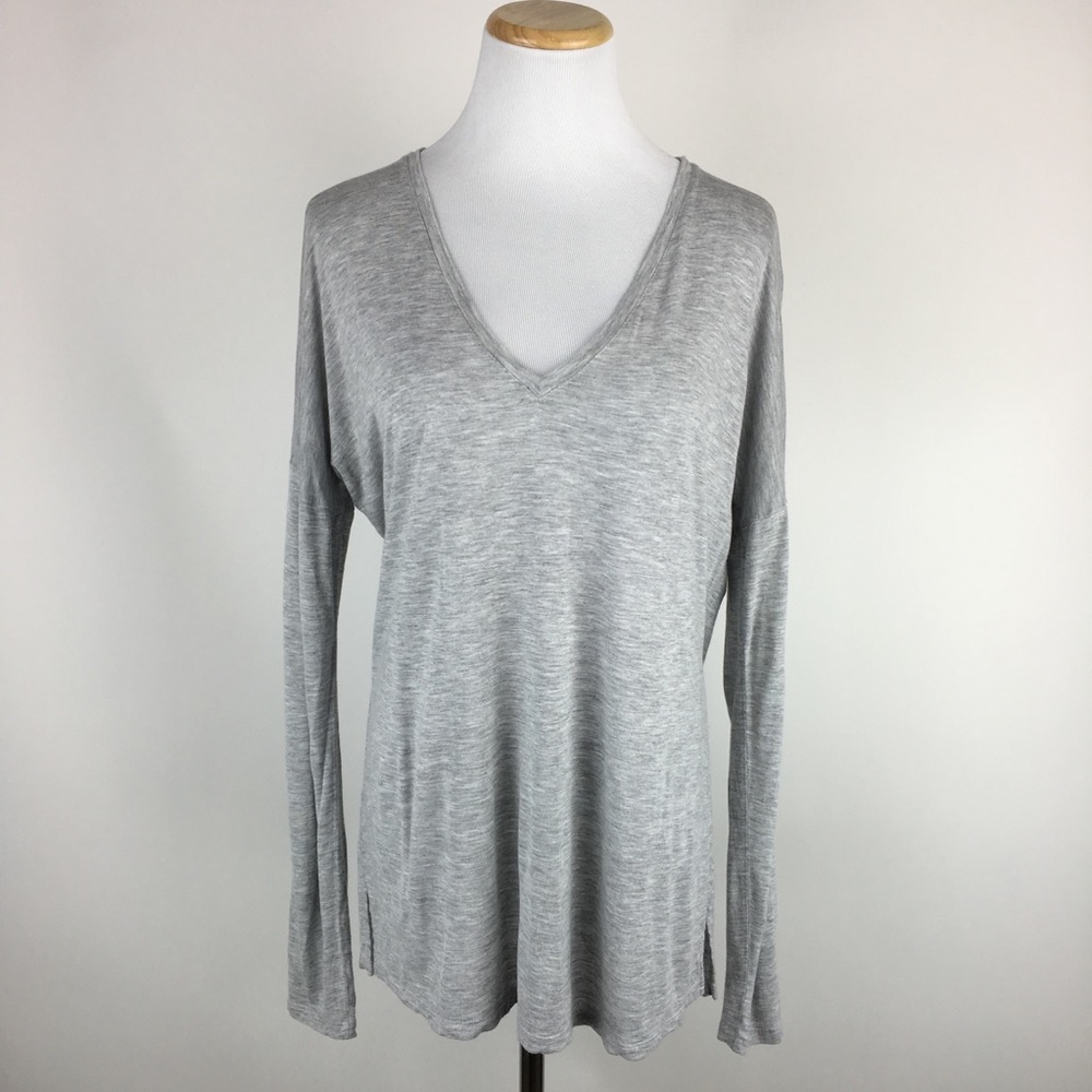 Vince. Long sleeve v-neck tee Sz Medium.🧡🤍